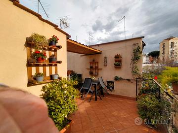 Terrazzo privato-Roma-Metro A 110mt