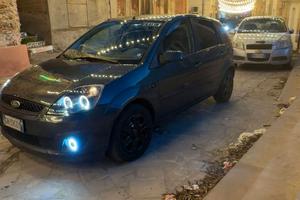 Ford fiesta modificata con retro camera