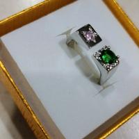 Anello bigiotteria con pietre verde e rosa