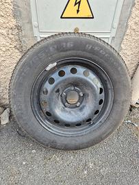 Gomme 215/65 con cerchi in ferro da 15