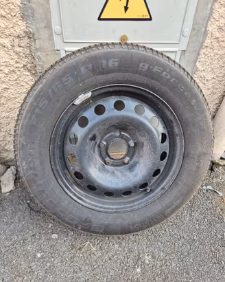 Gomme 215/65 con cerchi in ferro da 15