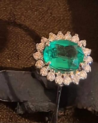 anello con smeraldo e diamanti