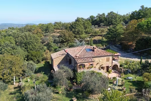 Rustico / Casale di 180 m² con più di 5 locali e b