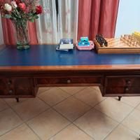 Scrivania elegante in radica.