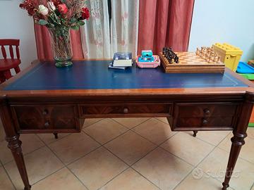 Scrivania elegante in radica.