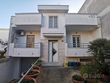 VILLA singola +garage e giardino-CRISPIANO