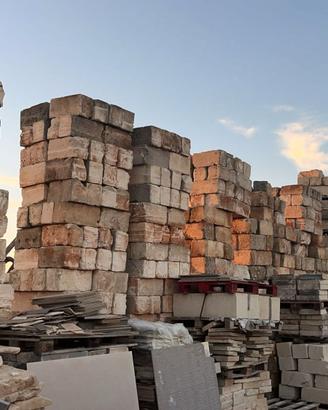 Conci di tufo e basolato leccese antico