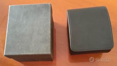 Astucci per orologi. Due pezzi, colori differenti.