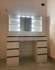 Toeletta trucco con specchio illuminato e cassetti