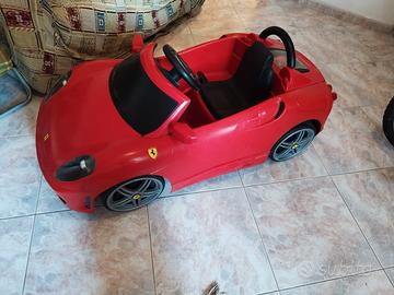 macchina Ferrari per bambini 