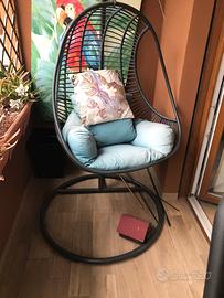 Poltrona a dondolo per giardino o terrazzo.