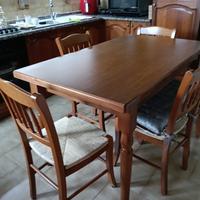 Tavolo e sedie usate in legno