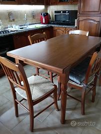 Tavolo e sedie usate in legno
