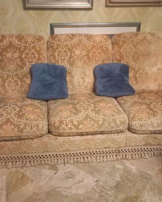 divano tre posti per fare spazio in casa