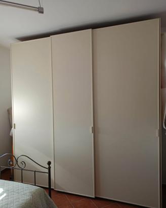 Armadio con tre ante scorrevoli asimmetriche.