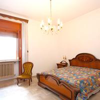 Stanza in appartamento su strada principale