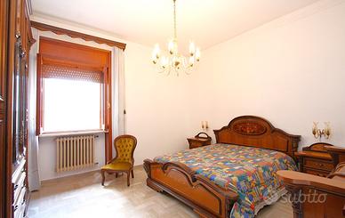 Stanza in appartamento su strada principale