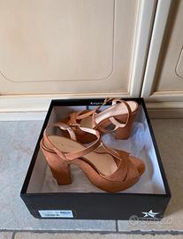 Sandalo in camoscio con tacco - PrimaDonna