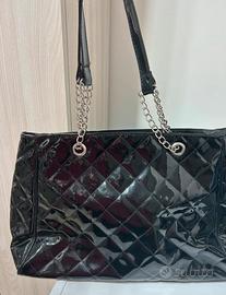 Borsa nera lucida con catena argentata