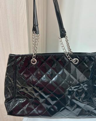 Borsa nera lucida con catena argentata