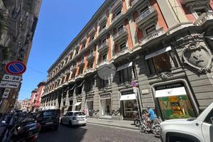 NEGOZIO A NAPOLI