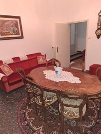 tavolo in legno massello + 6 sedie imbottite.