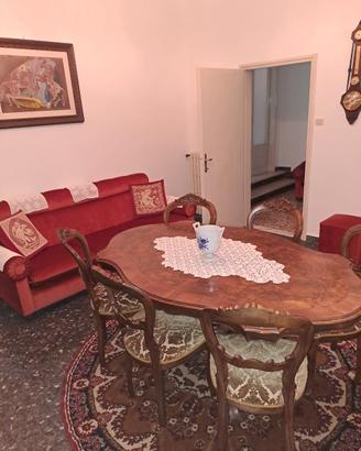 tavolo in legno massello + 6 sedie imbottite.
