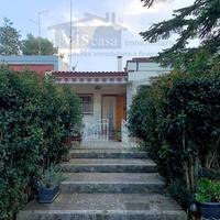 Villa con giardino angolare e deposito esterno