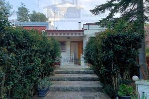 Villa con giardino angolare e deposito esterno
