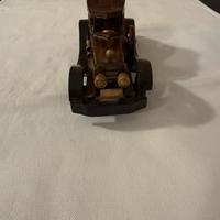 Modellino auto d’epoca in legno