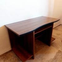 Scrivania Ikea per pc con carrello e scaffali 