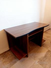 Scrivania Ikea per pc con carrello e scaffali 