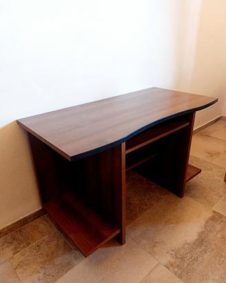 Scrivania Ikea per pc con carrello e scaffali 