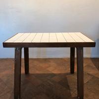 Tavolo artigianale con top piastrellato