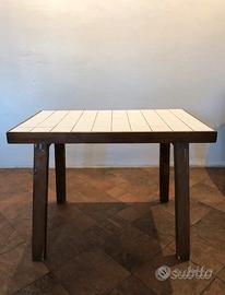 Tavolo artigianale con top piastrellato
