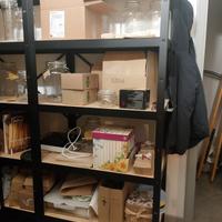 Scaffale in ferro con ripiani in legno