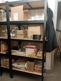 Scaffale in ferro con ripiani in legno