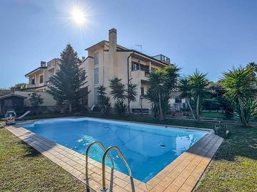 Villa di 220 m² con più di 5 locali a Roma