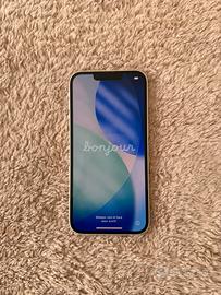 IPhone 13 con accessori