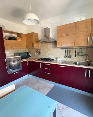 Cucina angolare completa bordeaux e legno con elet