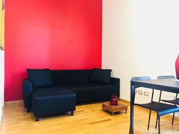 Divano letto con chaise longue e contenitore