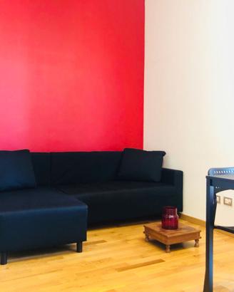 Divano letto con chaise longue e contenitore
