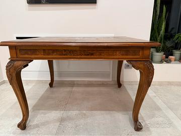 Tavolo in legno lavorato