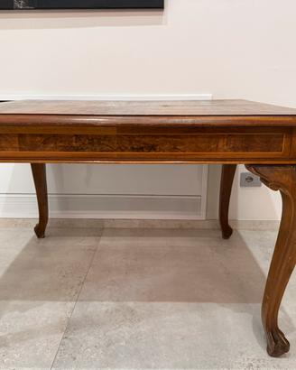 Tavolo in legno lavorato