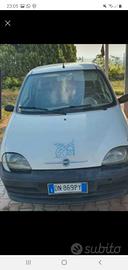 Macchina consegna pizza