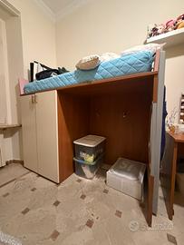 Letto a castello con armadio e scrivania