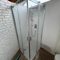 Doccia con ante scorrevoli in vetro