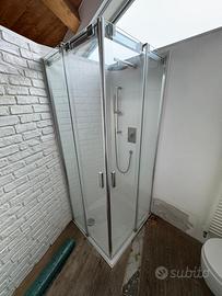 Doccia con ante scorrevoli in vetro