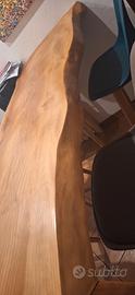 tavolo in legno con bordo naturale