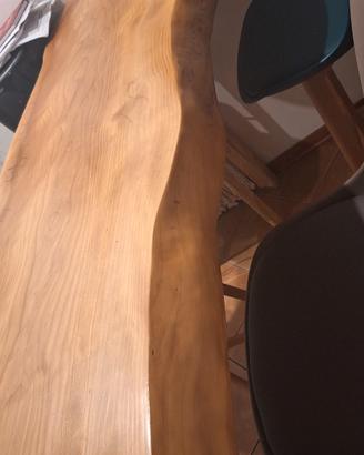 tavolo in legno con bordo naturale